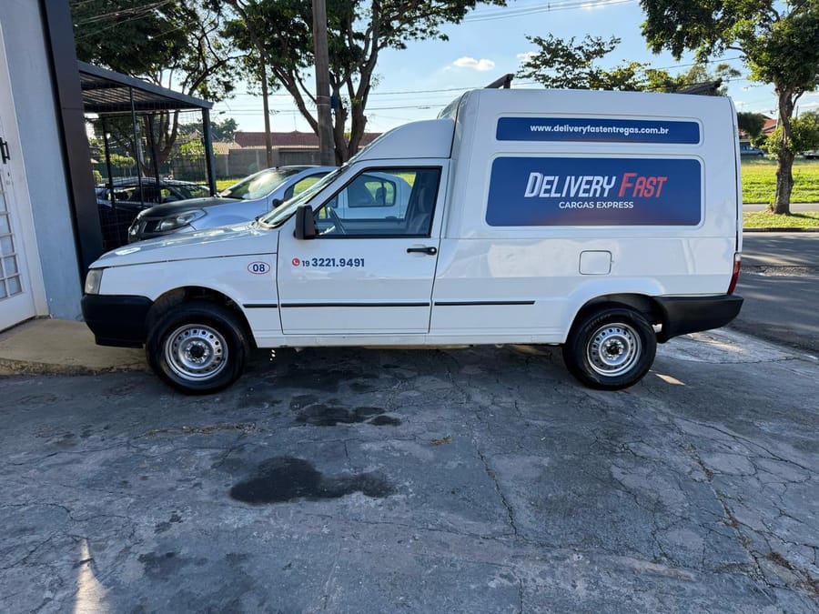 Van da Delivery Fast com adesivagem