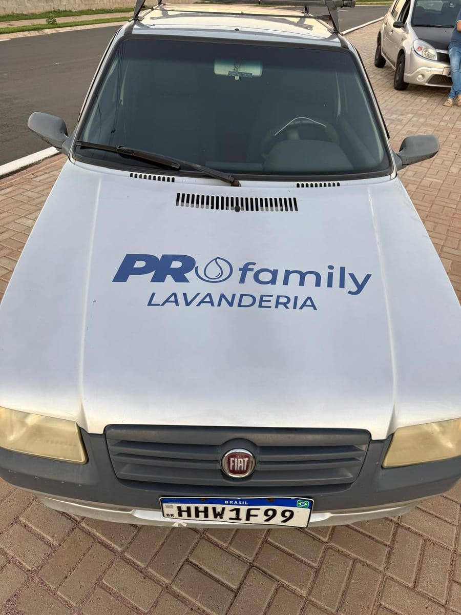 Capô de veículo com logo PROfamily