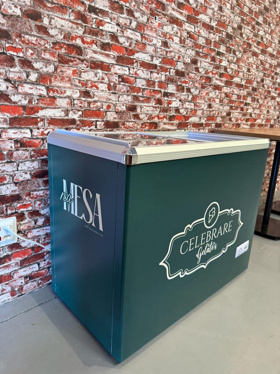 Freezer da Celebrare Gelato envelopado