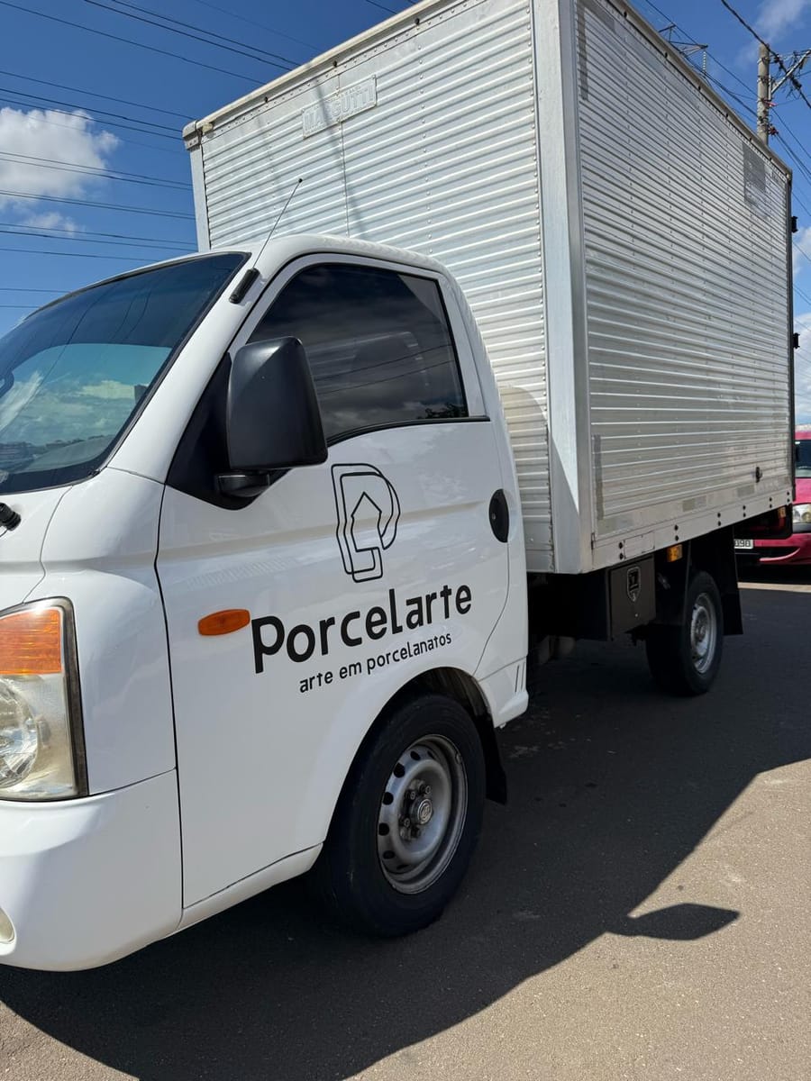 Caminhão da Porcelarte com adesivagem
