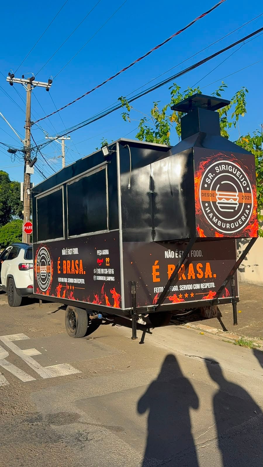 Food truck preto envelopado pela Fenar