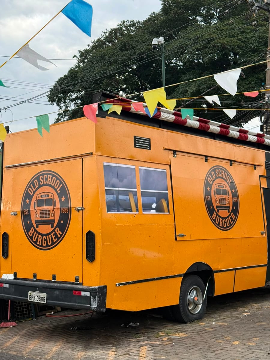 Food truck laranja com comunicação visual