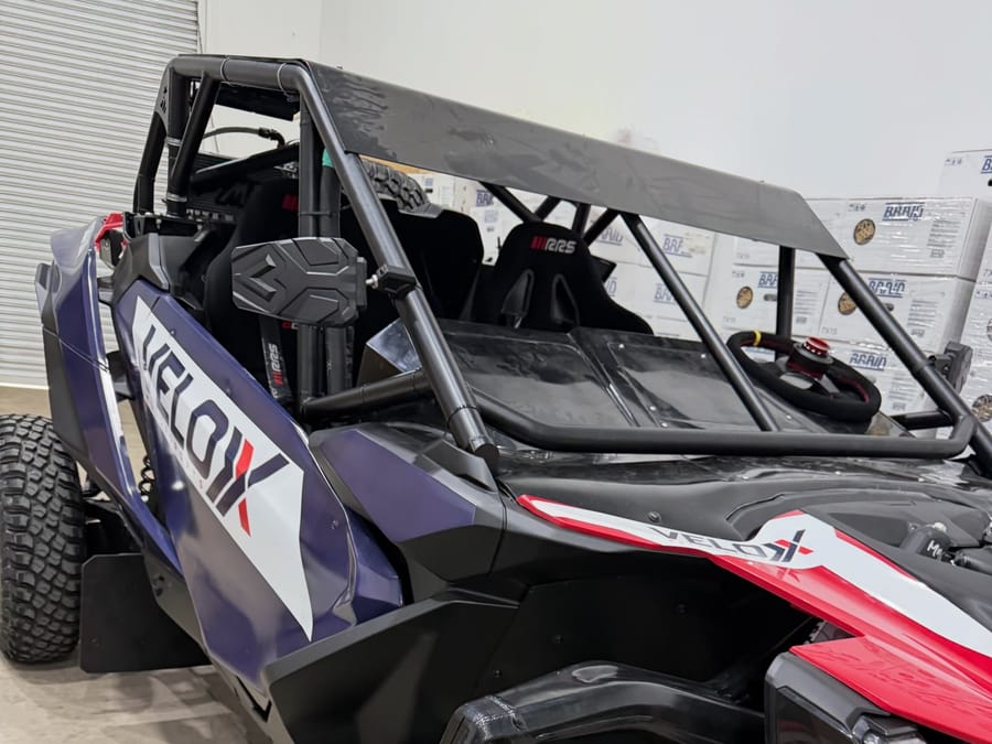 Veículo off-road com adesivagem esportiva
