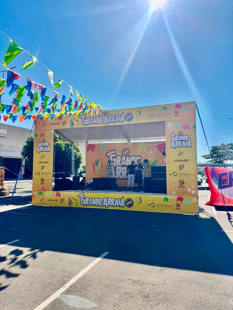 Palco de evento com comunicação visual