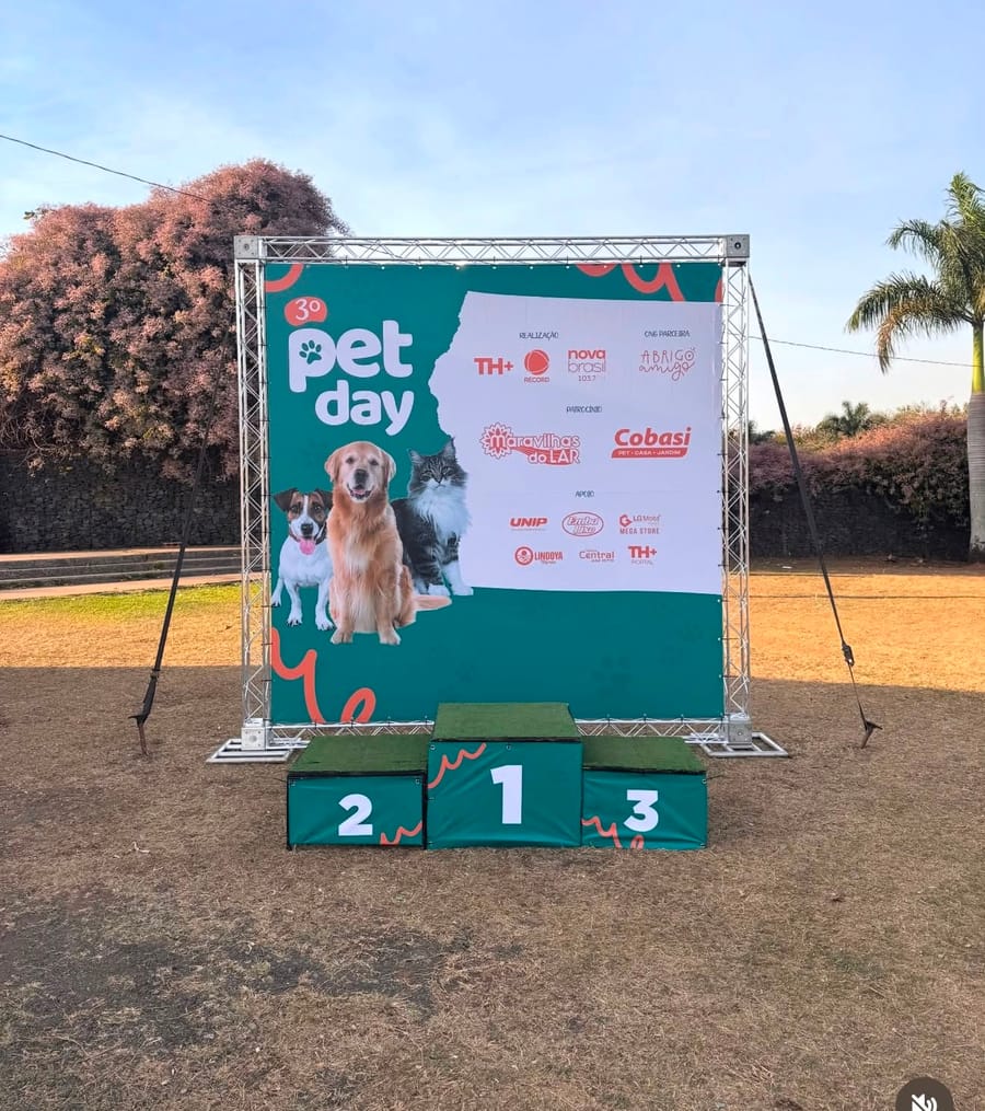 Painel de fundo de evento produzido pela Fenar