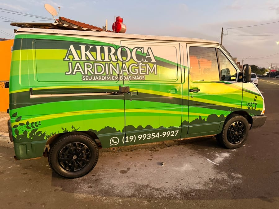 Van com adesivagem completa