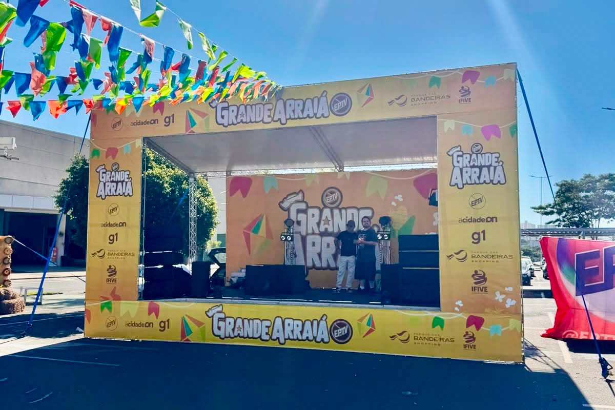 Palco e backdrop de evento produzidos pela Fenar