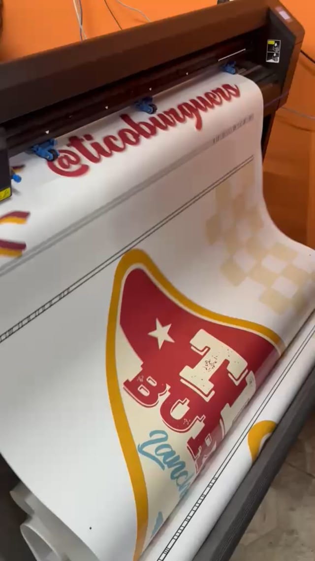 Plotter recortando adesivo em vinil