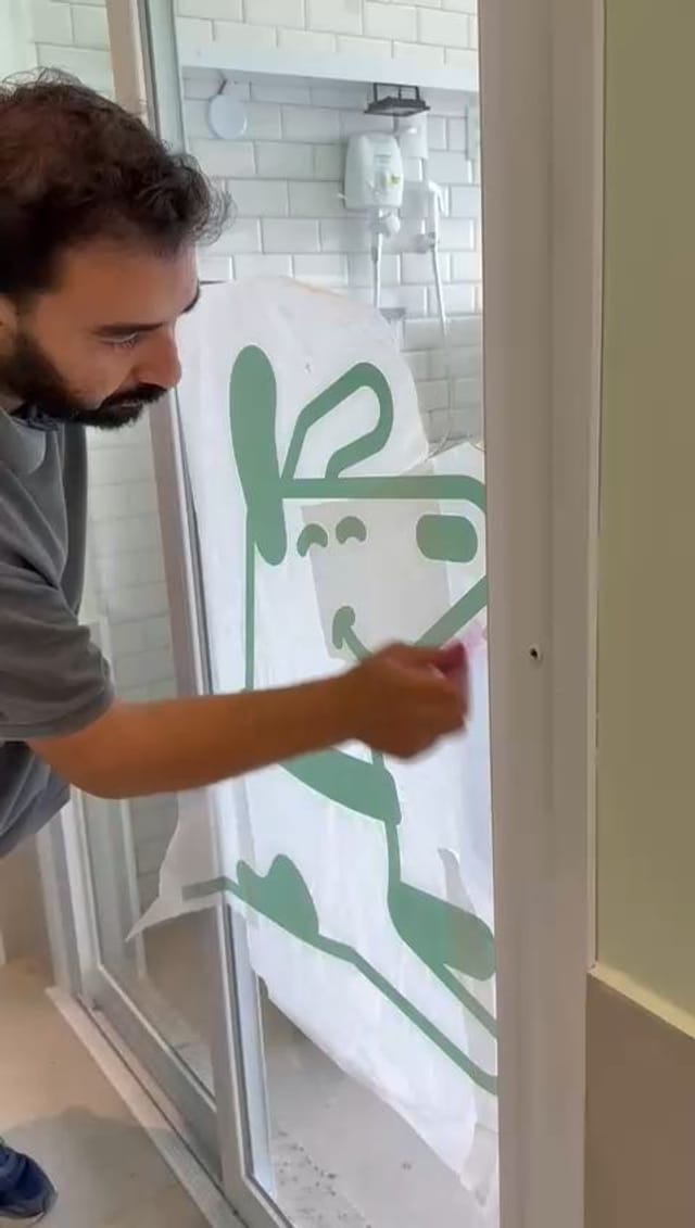 Aplicação de adesivo em vidro